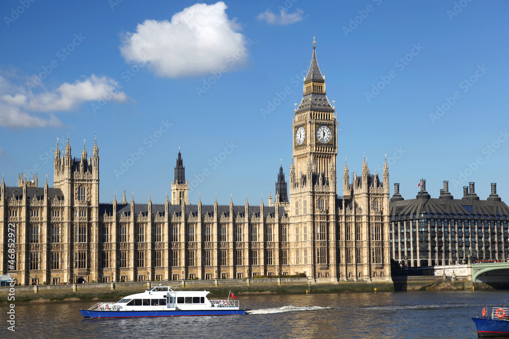 Obraz premium Big Ben with boat in London, UK