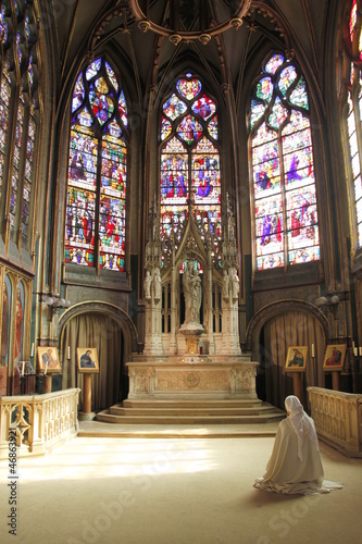 Nonne priant dans la chapelle de l'Eglise Saint-Paul-Saint-Louis à Paris 