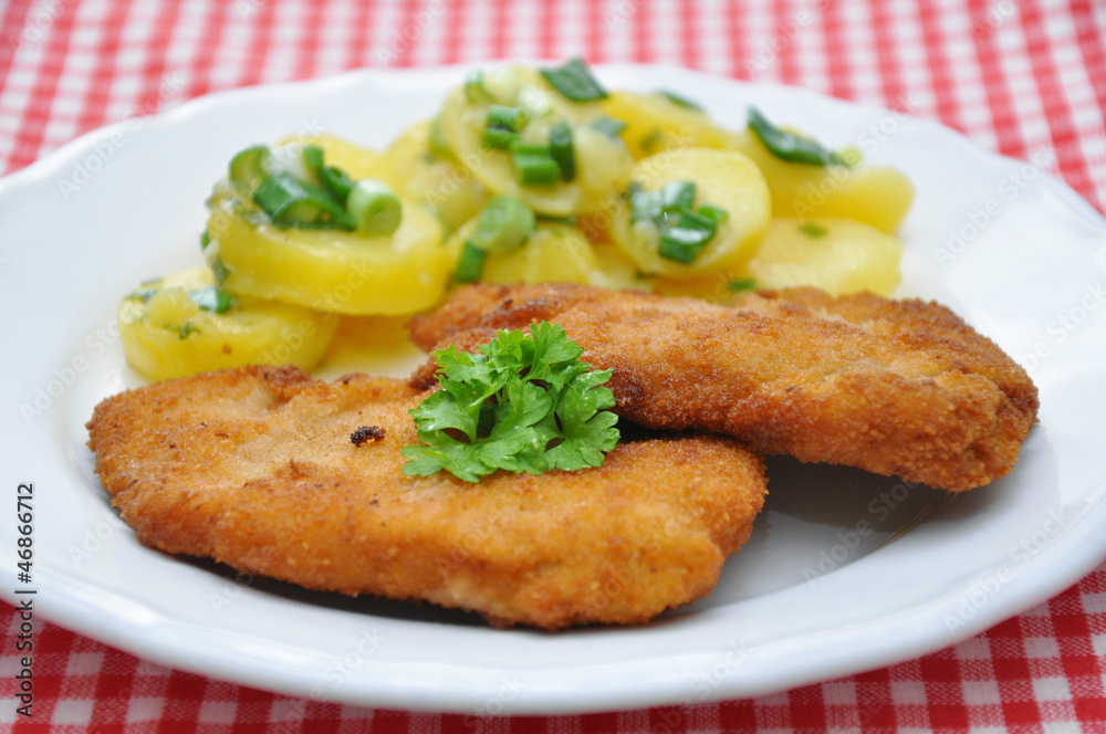 Wiener Schnitzel mit Kartoffelsalat Wiener Schnitzel mit Kartoffelsalat