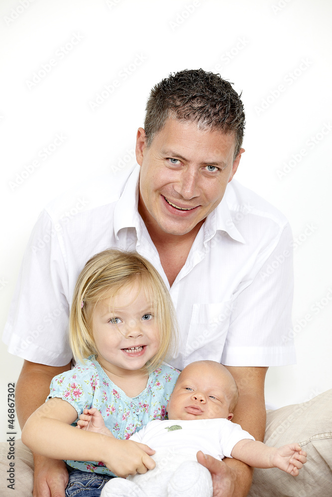 alleinerziehender junger vater mit tochter und sohn alleinerziehender junger vater mit tochter und sohn