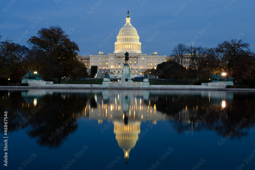 Naklejka premium Widok na Kapitol w Waszyngtonie o zmierzchu
