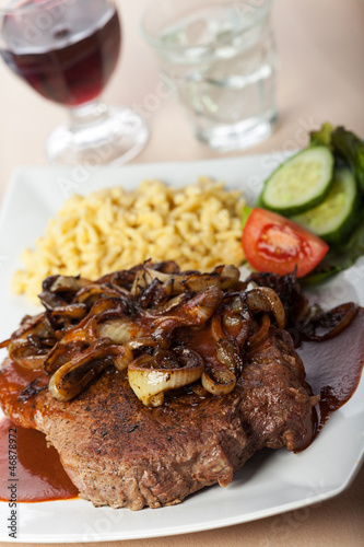 Zwiebelrostbraten mit Spätzle