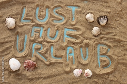 Lust auf Urlaub in Strand geschrieben mit Muscheln photo