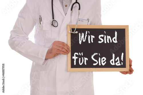 Arzt mit Schild - Wir sind für Sie da!
