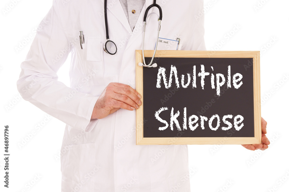 Arzt mit Schild - Multiple Sklerose