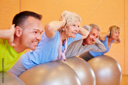 Seniorengruppe trainiert im Fitnesscenter