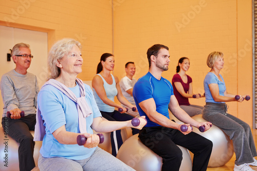 Hanteltraining im Fitnesscenter