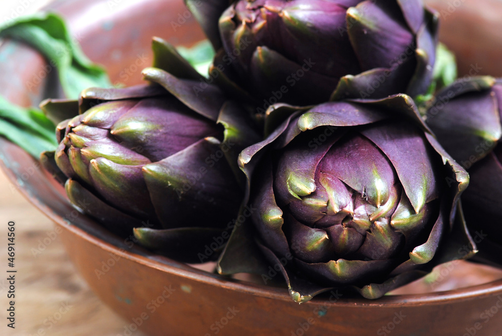 Obraz premium artichokes close on rustic background