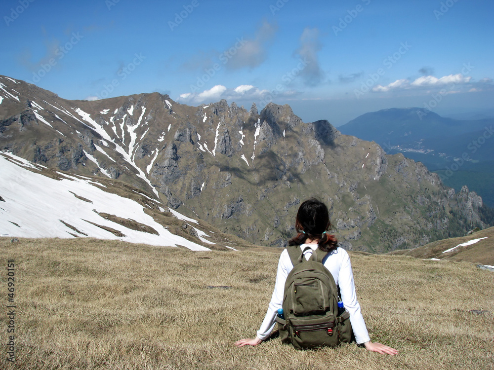 Naklejka premium Girl on the top of a mountain