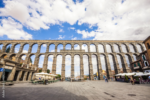 The famous ancient aqueduct in Segovia, Castilla y Leon, Spain Fototapet