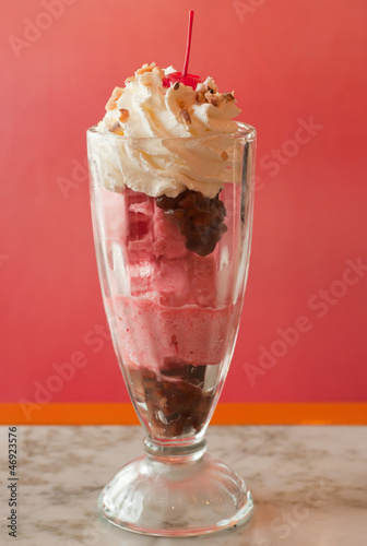 strawberry sundae ice cream