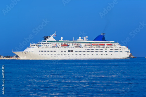 Passenger cruise ship © Nikolai Sorokin