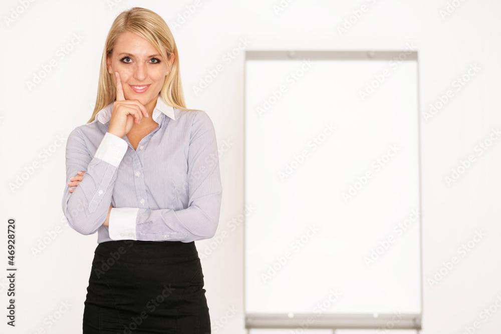 Junge Geschäftsfrau mit Flipchart Junge Geschäftsfrau mit Flipchart