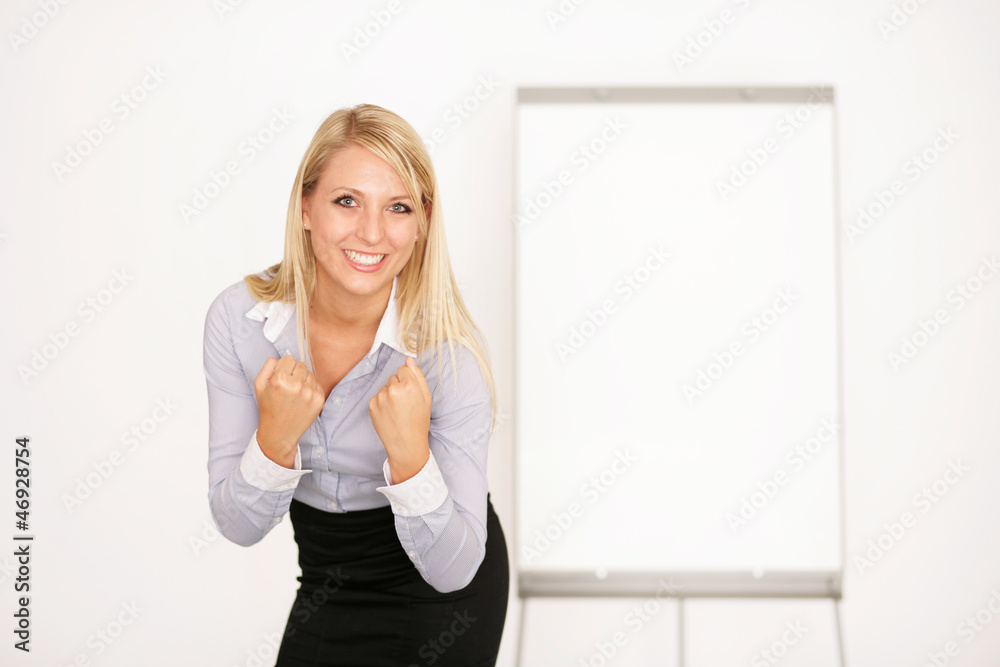 Erfolgreiche junge Chefin mit Flipchart Erfolgreiche junge Chefin mit Flipchart