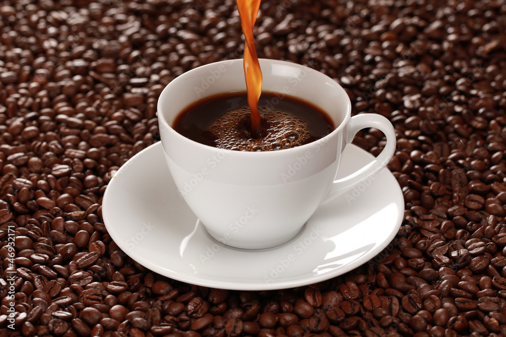 Kaffee wird in eine Tasse eingegossen Kaffee wird in eine Tasse eingegossen