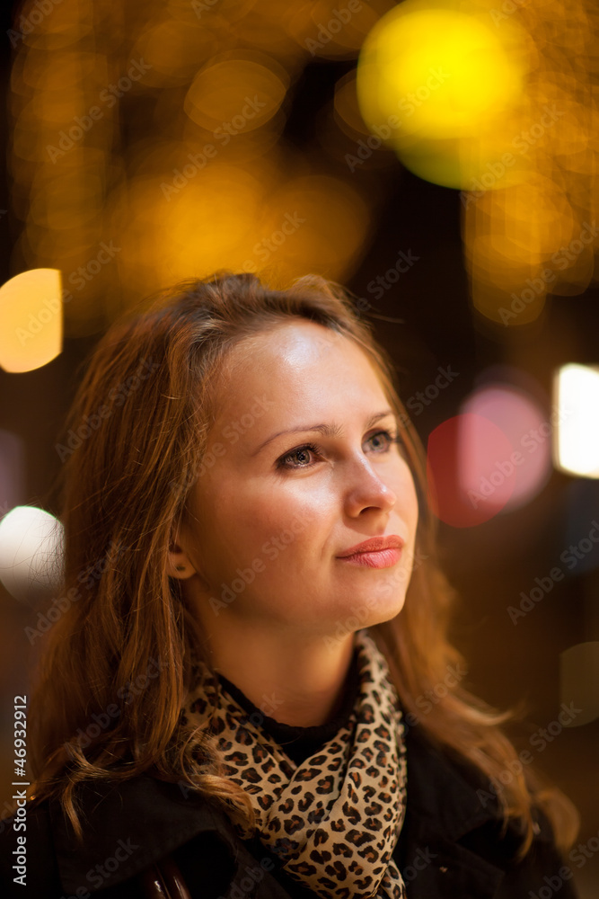 Fototapeta premium Girl at night city