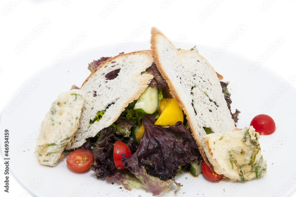 Салат из овощей с тостами из белого хлеба