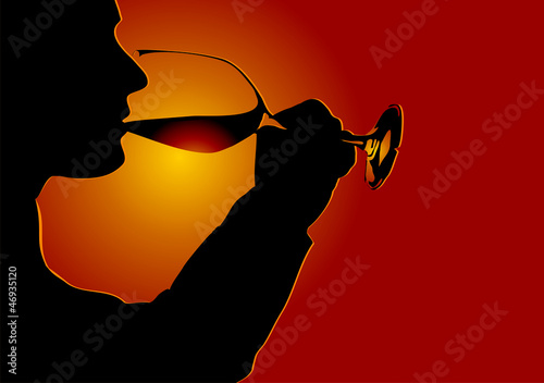 Wein trinken, Silhouette vor Sonnenuntergang