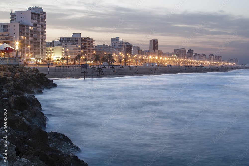 Fototapeta premium playa desierta al anochecer