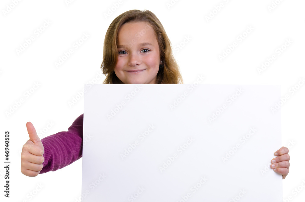 mädchen hält großes hinweisschild und zeigt daumen hoch mädchen hält großes hinweisschild und zeigt daumen hoch