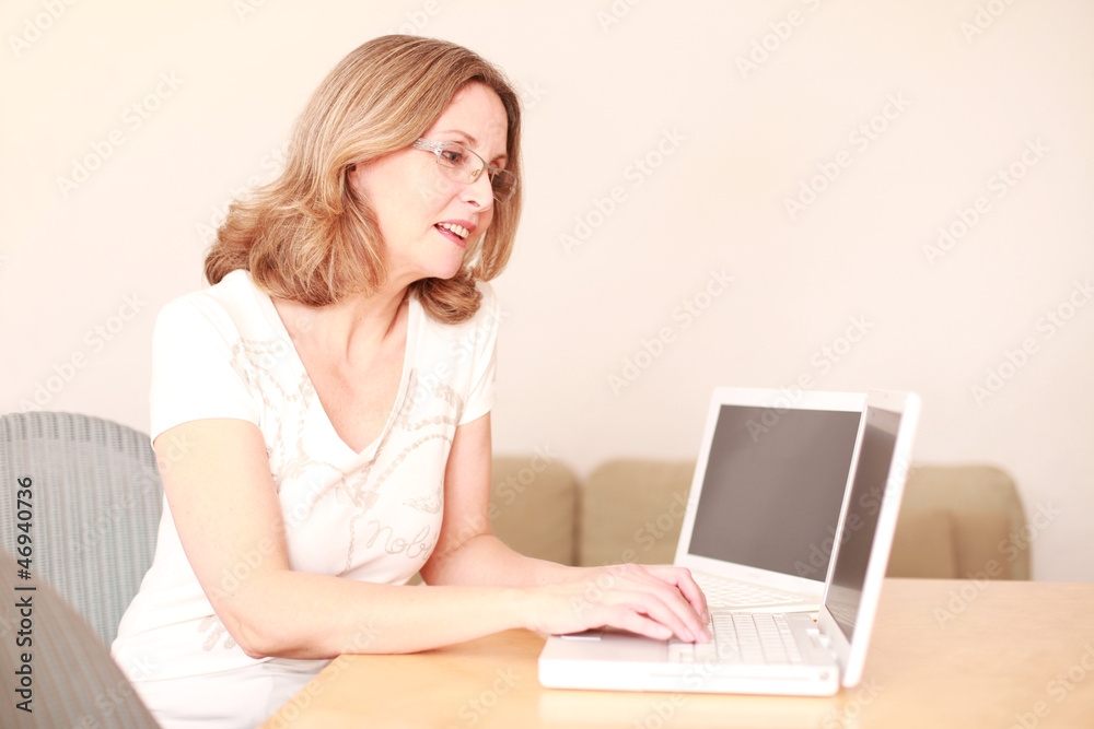 Glückliche alte Dame kommuniziert übers Internet Glückliche alte Dame kommuniziert übers Internet