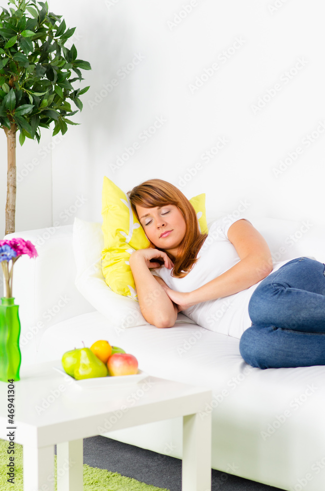 übermüdete junge frau