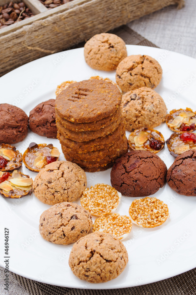 Fototapeta premium many different types of cookies lay on a plate