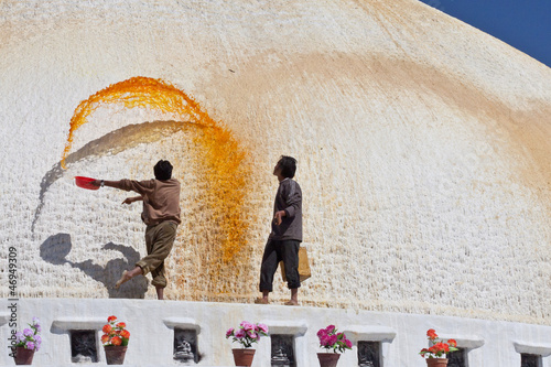 Färben der Stupa von Bodnath, Nepal mit Safranwasser
