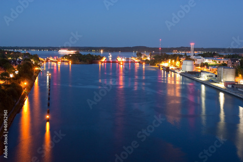 Schleusen des Nord-Ostsee-Kanals in Kiel bei Nacht