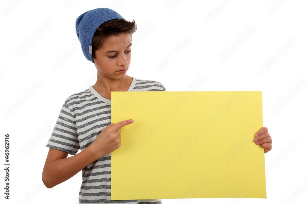 Junge zeigt auf Plakat Junge zeigt auf Plakat