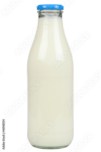 Frische Milch in der Flasche isoliert