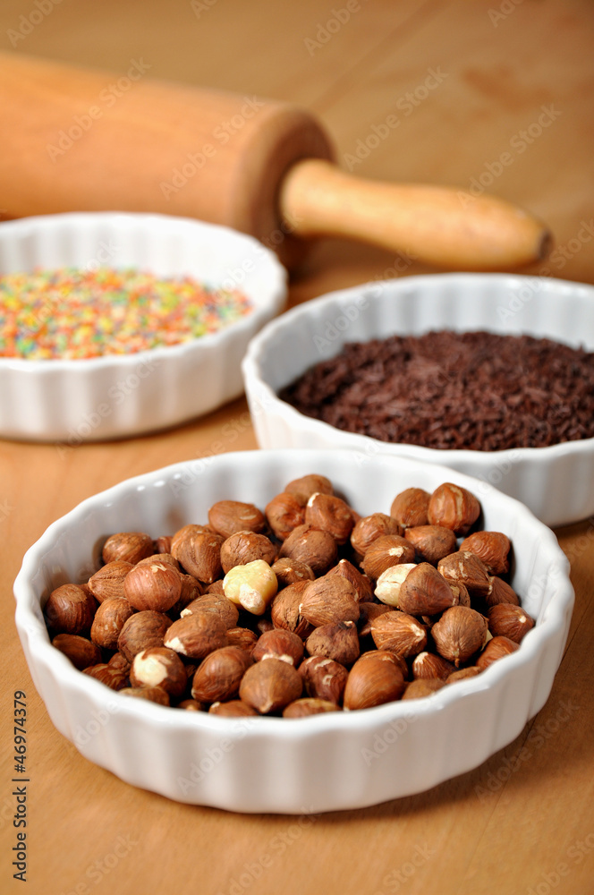 Bunte Streusel, Schokostreusel und Nüsse Bunte Streusel, Schokostreusel und Nüsse