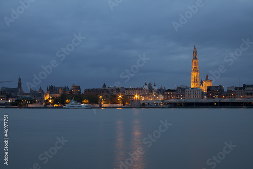 A night shot of the skyline of Antwerp © By Glamstyle