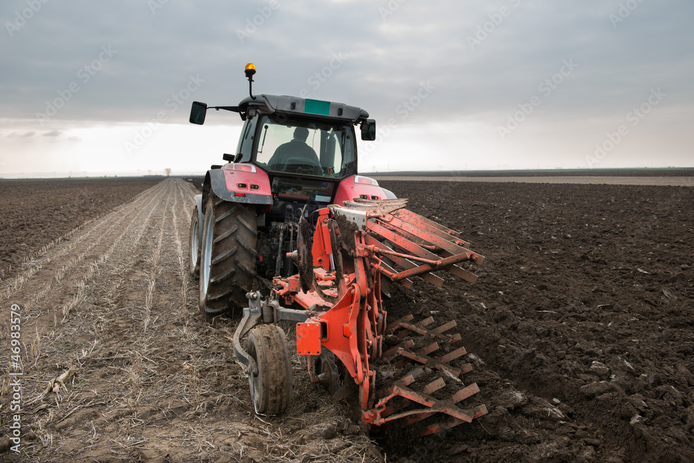 Obraz premium Tractor Plowing