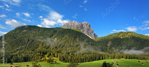 Foto Beautiful panorama of the Dolomites - Sexten, Italy