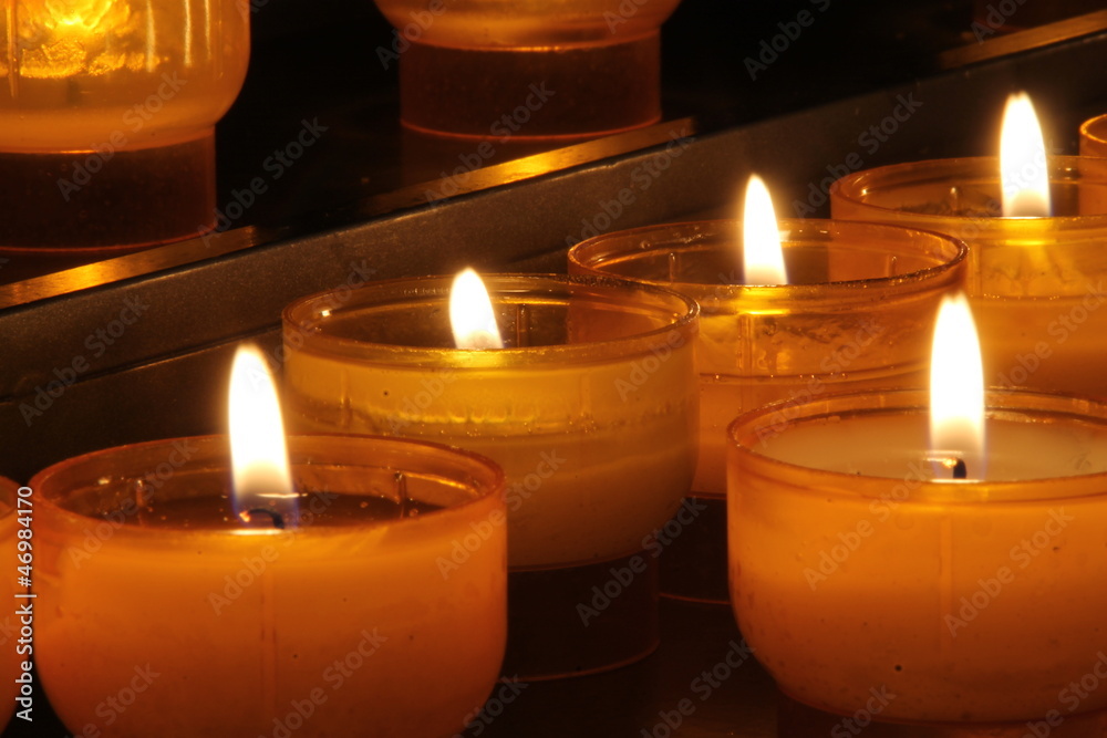 Kerzen in einer Kirche