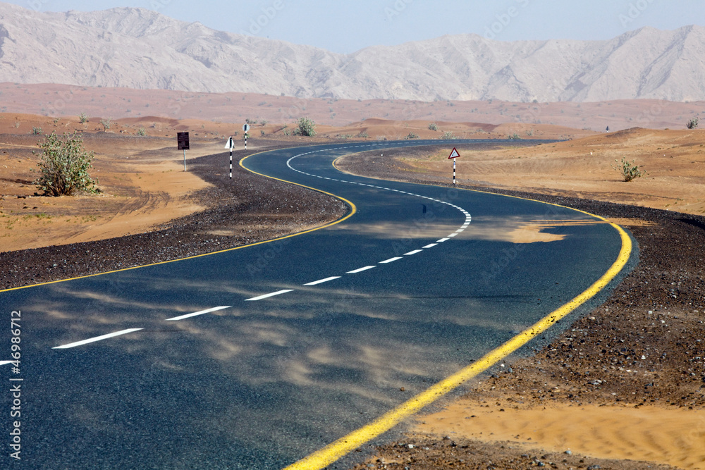 Naklejka premium Pustynna droga w kierunku Omanu