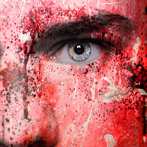 Foto Man face with pattern looking like blood