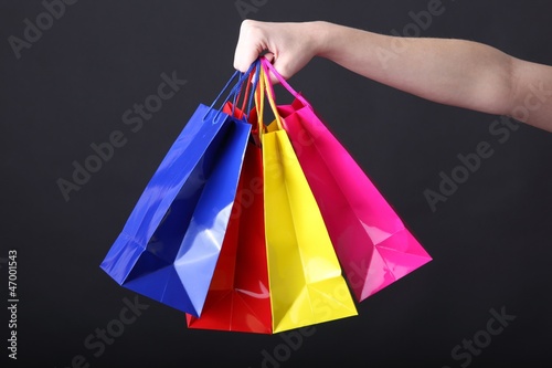 shopping - Frau hält Einkaufstaschen