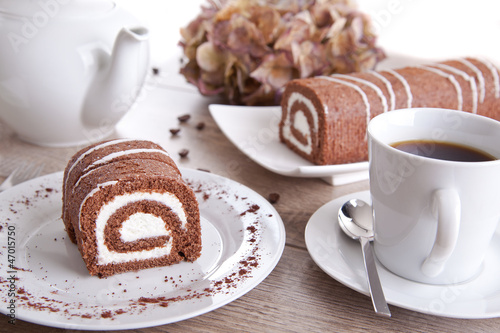 Kaffee trinken / Schokolade-Biskuitrolle photo