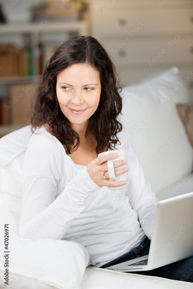 abends mit laptop auf dem sofa abends mit laptop auf dem sofa