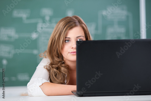schülerin schaut auf auf einen laptop