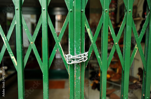 Photography Tienda cerrada con cadena por Covid-19