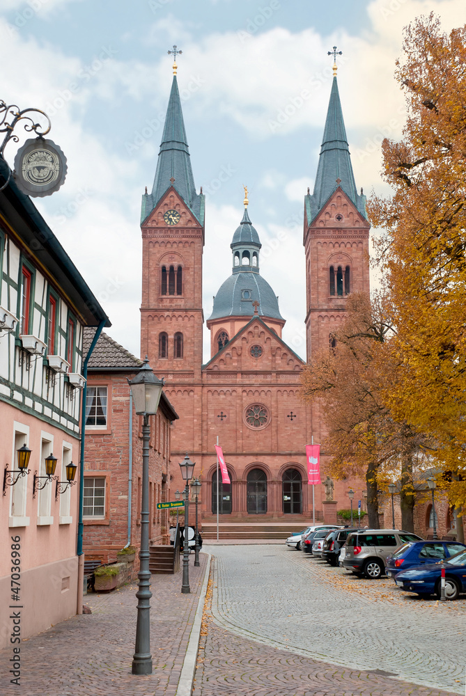 Obraz premium Karolingische Einhards-Basilika im Stadtbild von Seligenstadt
