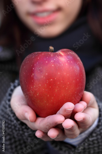 Ragazza con mela