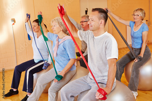 Seniorensport mit Gymnastikband im Fitnesscenter photo