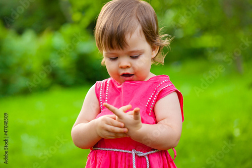 little girl counting her fingers