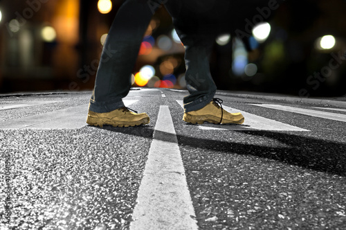 Fotótapéta man crossing street at night