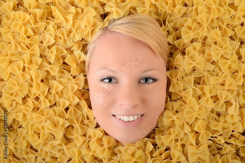 Femme avec des pâtes