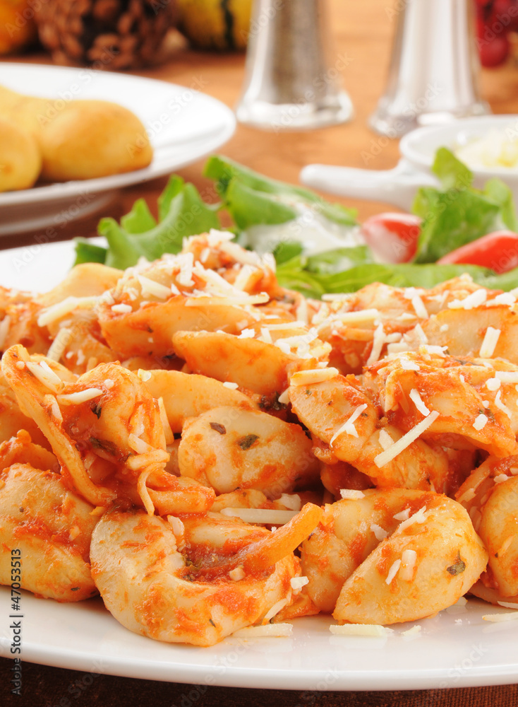 Cheese tortellini with spaghetti sauce Cheese tortellini with spaghetti sauce